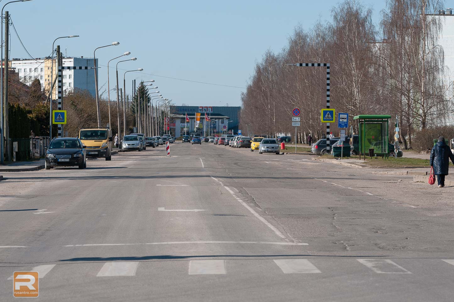 Satiksmes iela pirms ceļa seguma atjaunošanas Plats četru joslu iela Jelgavā