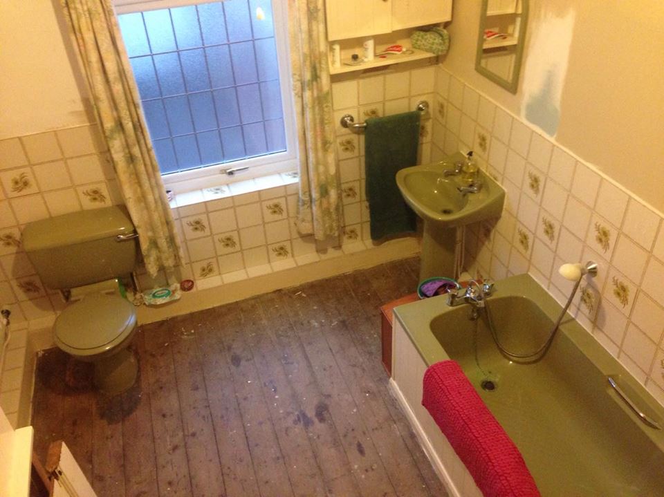 A bathroom with an Avocado bathroom suite