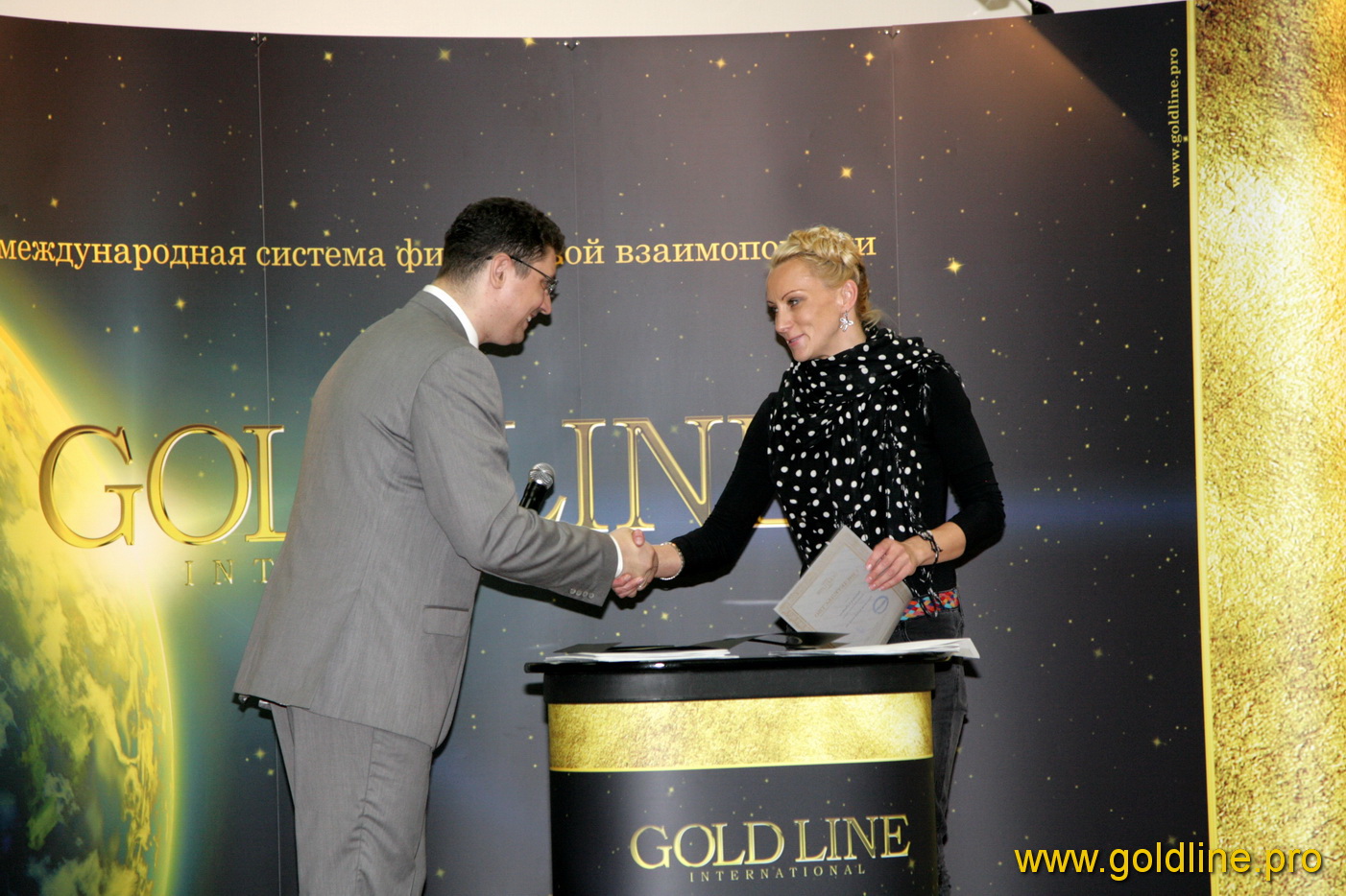 золото богатство. золото богатство. тайланд изделия из золотого. квантовый слиток. золотые монеты и драгоценности.