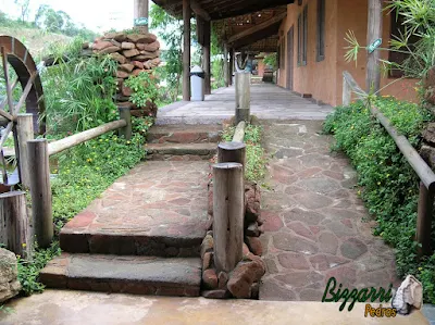 Piso de pedra, com chapa de pedra moledo, com espessura de 10 cm a 15 cm.