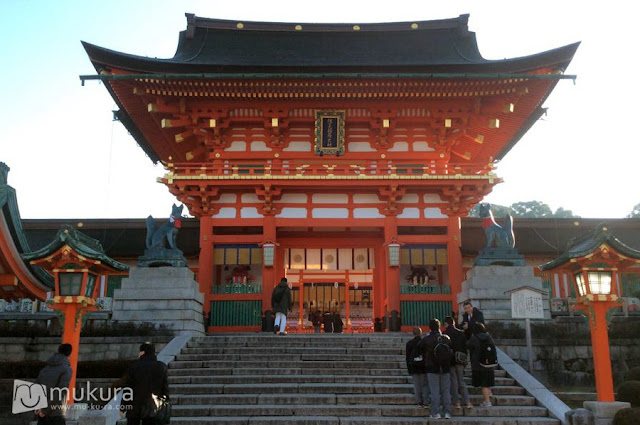 ศาลเจ้าฟูชิมิ อินาริ (Fushimi Inari Taisha) เสาแดงนับหมื่นต้น