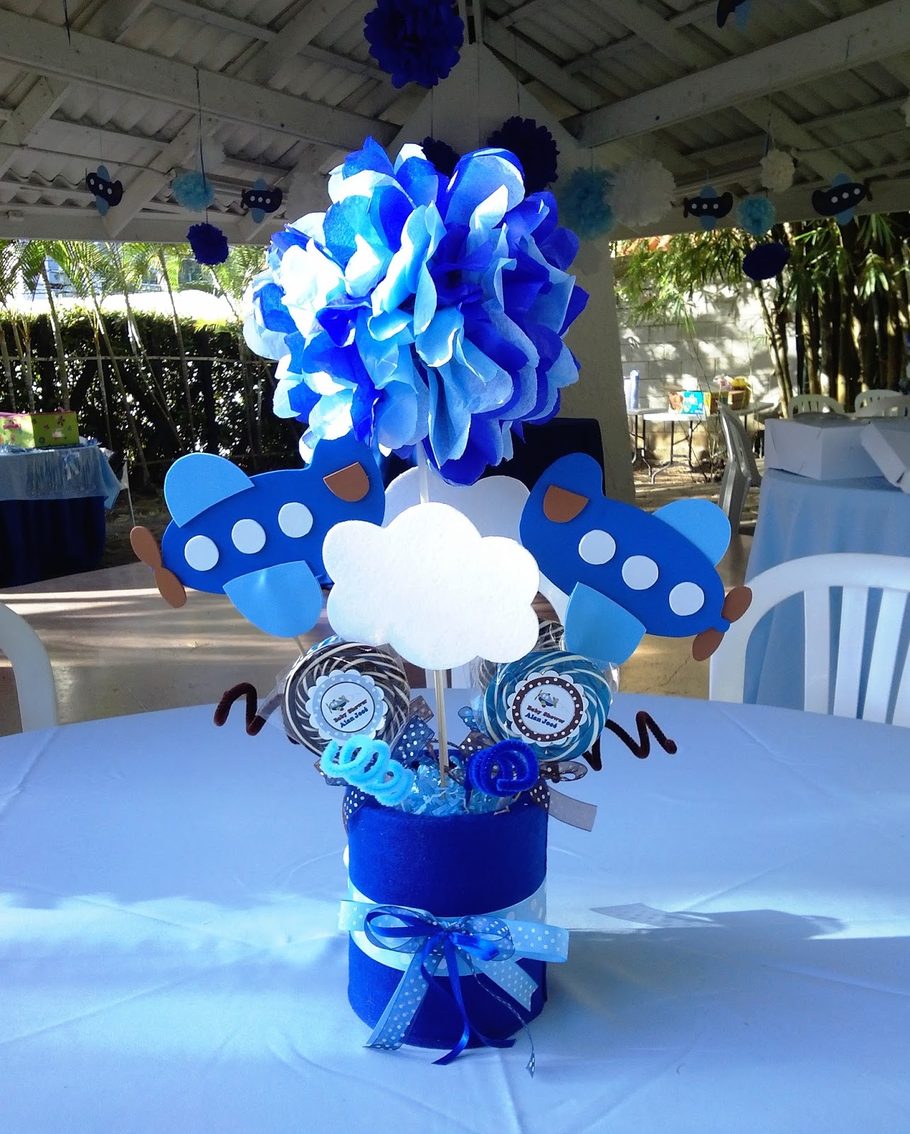 15 increíbles centros de mesa para un baby shower azul.