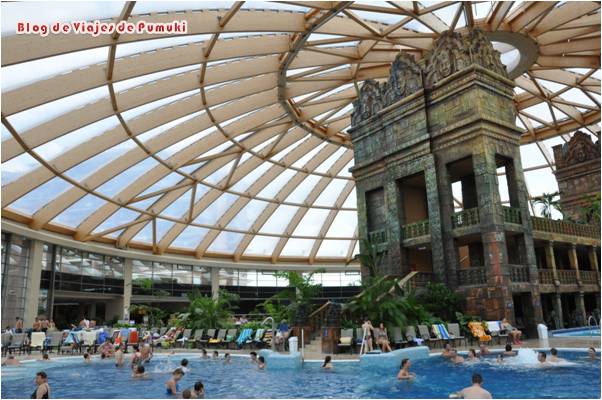 Aquaworld, complejo termal en Budapest AquaWorld es un complejo termal moderno situado algo alejado del centro con unas instalaciones espectaculares