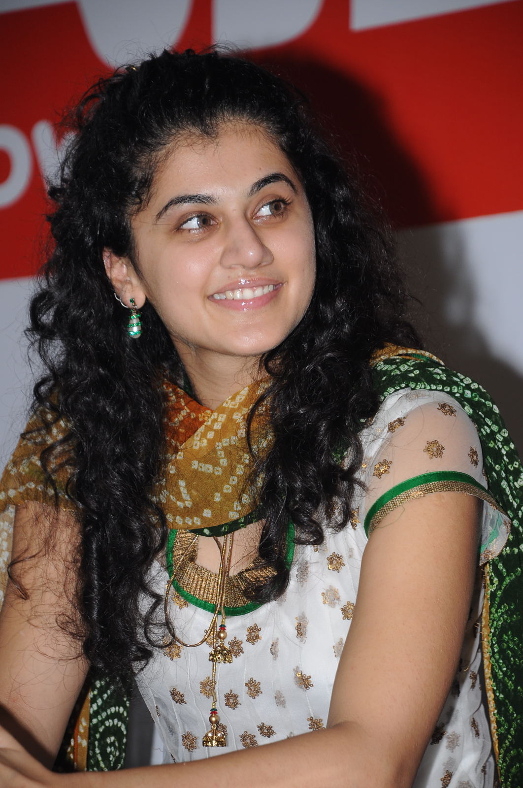 High Quality Bollywood Celebrity Pictures Cute Girl Tapsee Pannu With Her Beautiful Smile