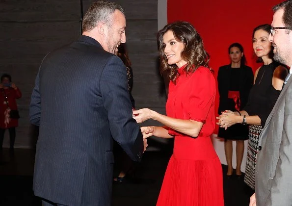 The red dress worn by Queen Letizia is an old dress of her mother-in-law Queen Sofia. Carolina Herrera clutch and Magrit