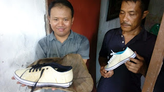 Pria Kreatif  Asal Pekalongan Ini Ciptakan Sepatu Dari Daun Jati