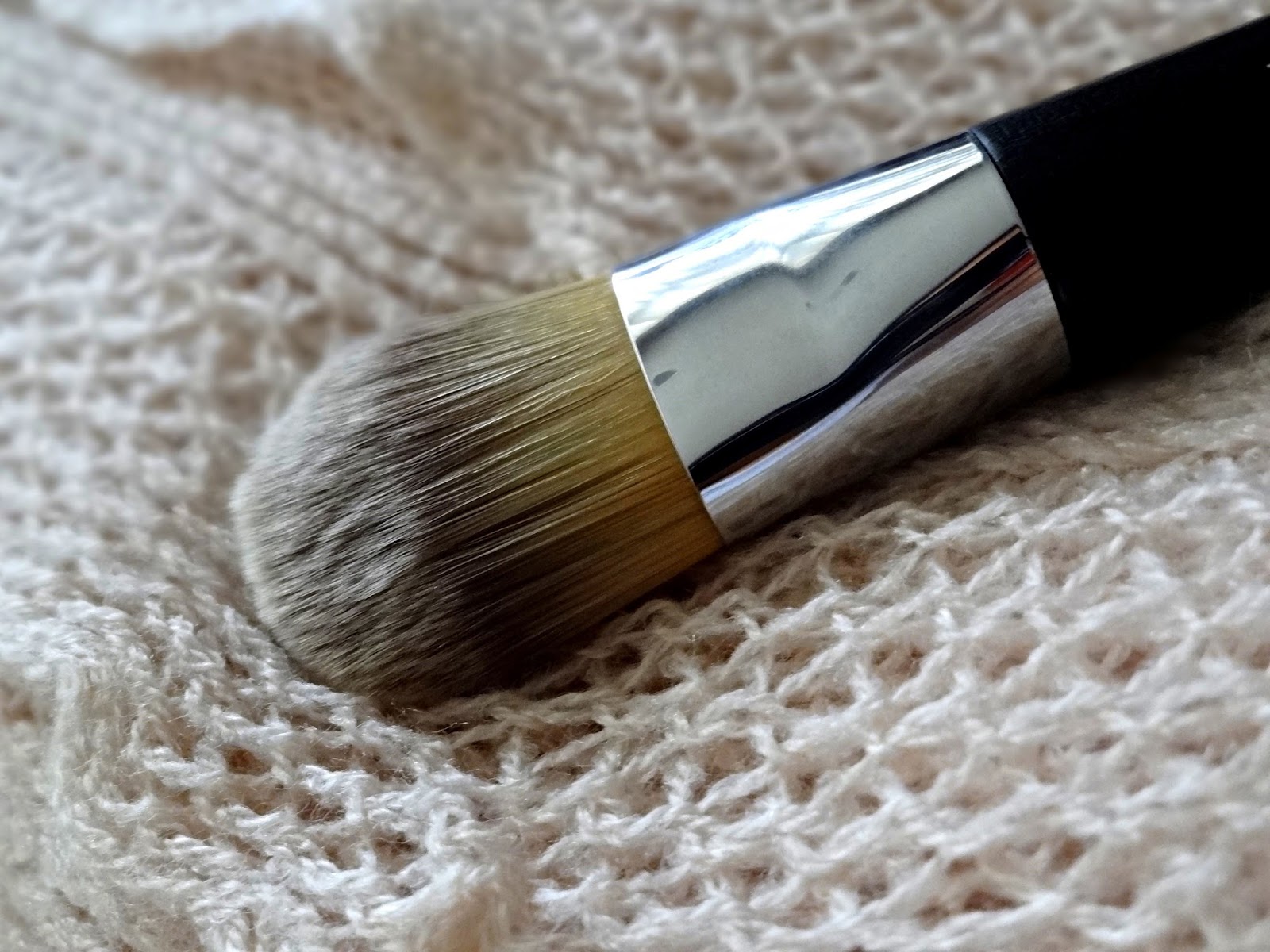 Dior Backstage Foundation Light Coverage Fluid Brush Review, Photos