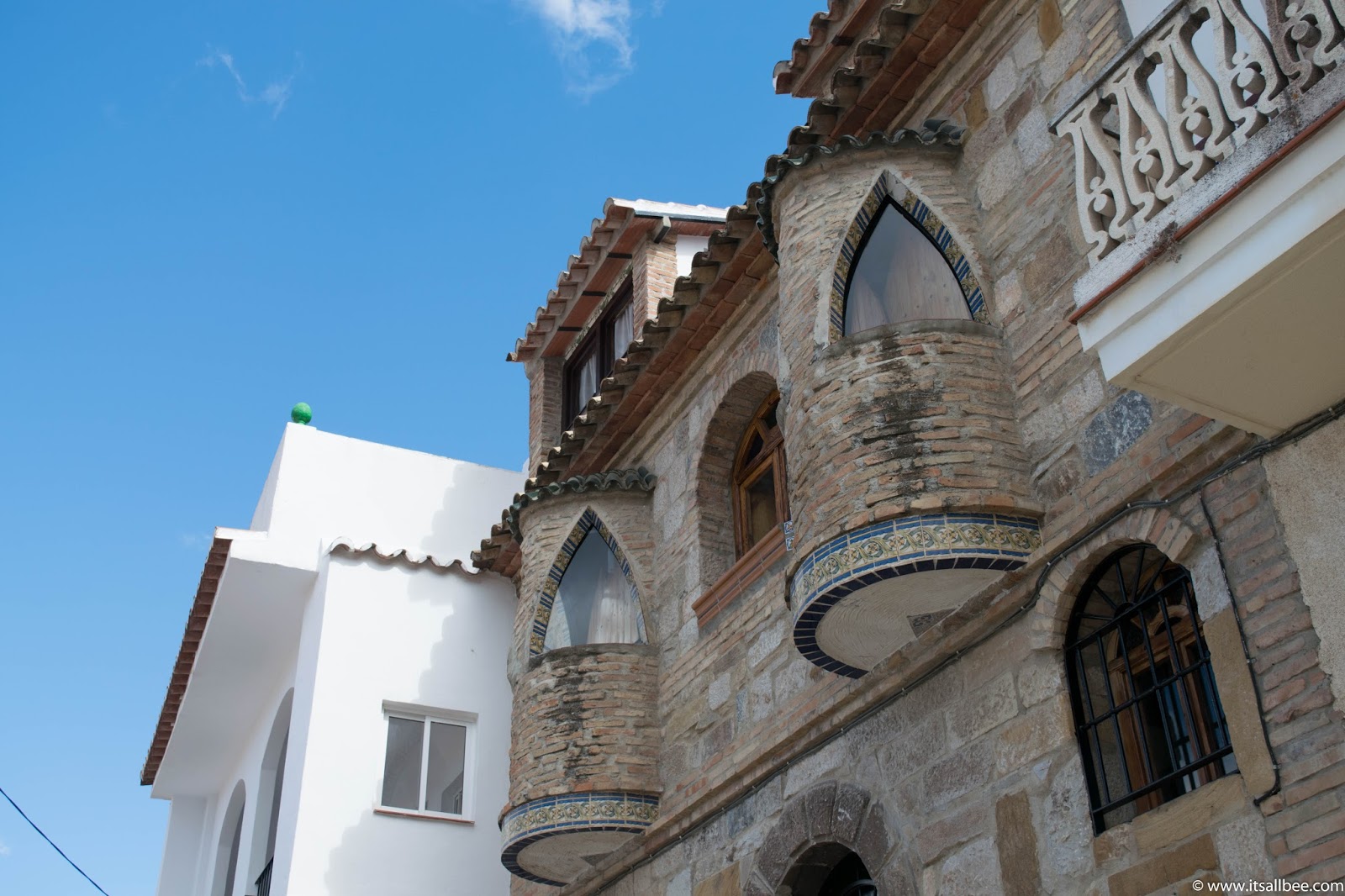 Top 7 Reasons To Visit Andalucia - With easy access to Cordoba, Seville, El Chorro and many beautiful Andalucian towns here are just a few more reasons why you need to explore this region in Spain. Also easily accessible via Malaga airport. Click for more details #traveltip #europe #sunshine #breaks #itsallbee