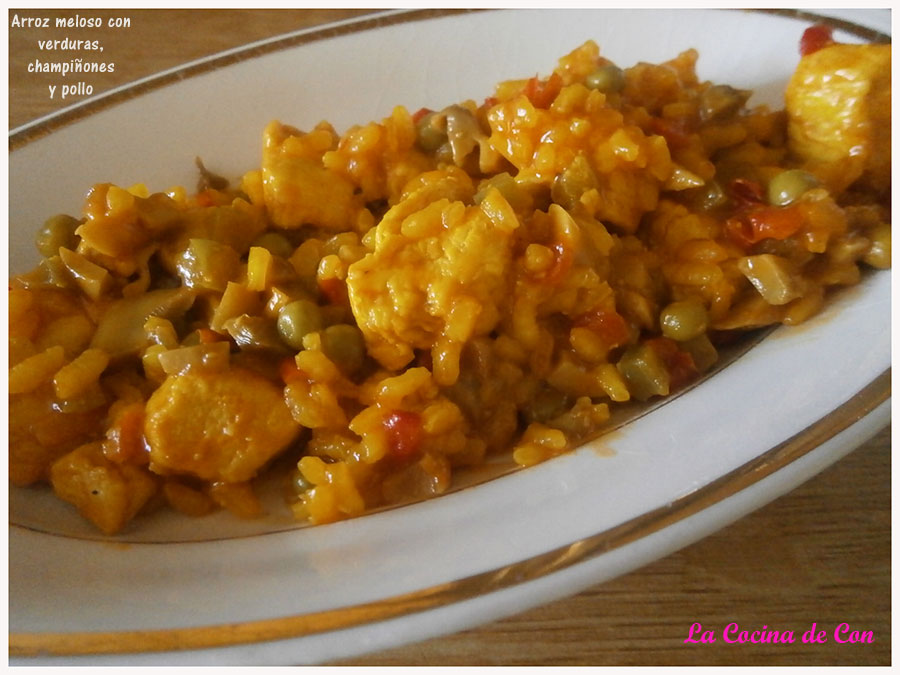 arroz meloso con verduras, champiñones y pollo