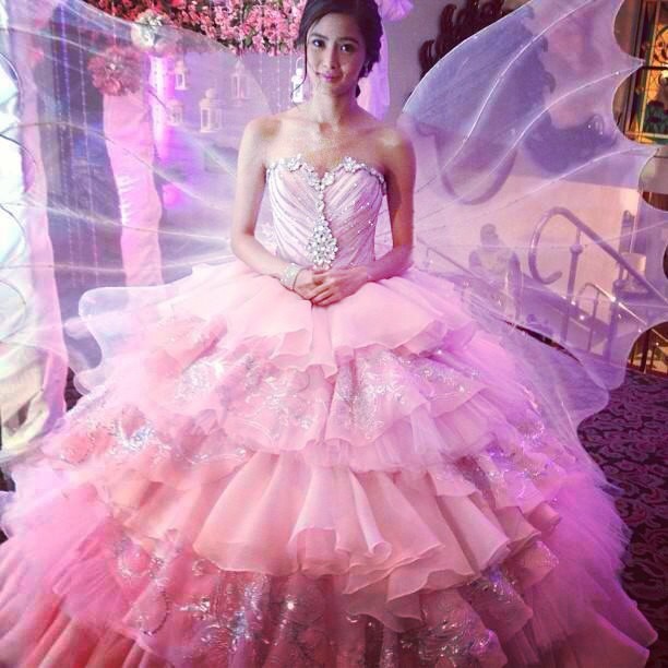 These 9 Celebrities Look Stunning And Gorgeous As Ever In Their Whimsical Peach Gown! These 9 Celebrities Look Stunning And Gorgeous As Ever In Their Whimsical Peach Gown!