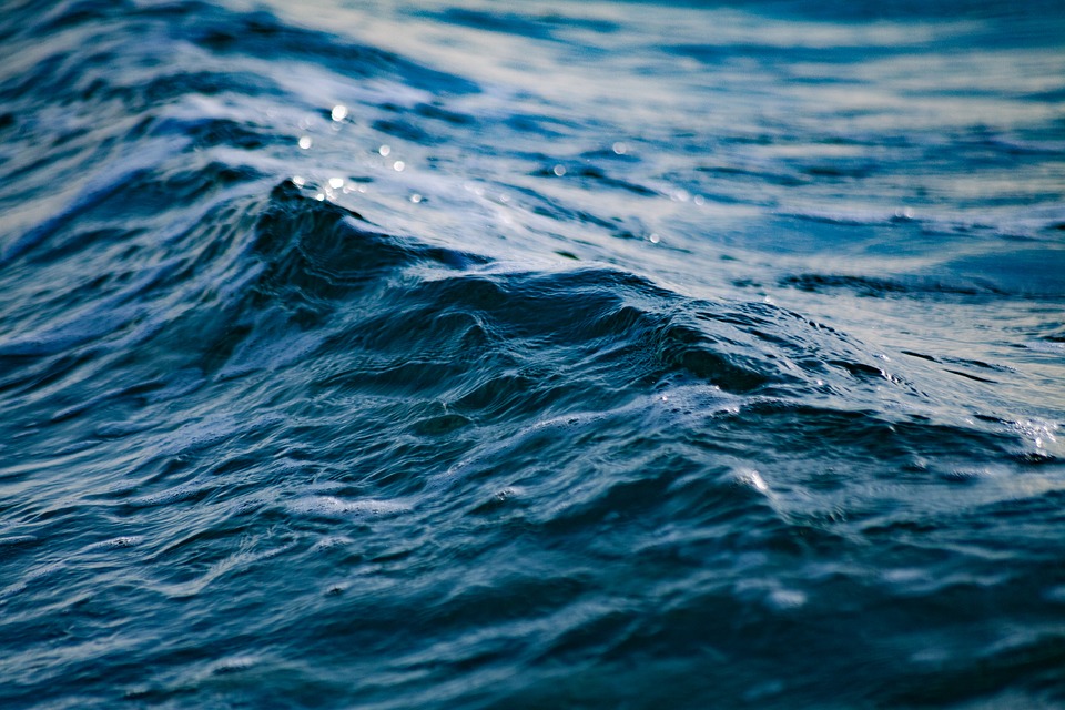 الماء العذب مثل البحار والمحيطات
