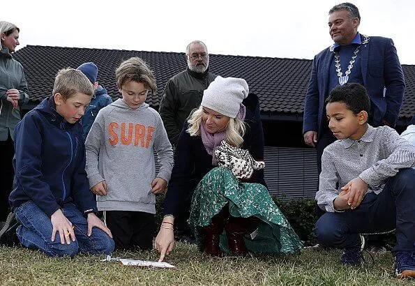 Skjåk municipality is a center for rafting events. Crown Princess Mette-Marit wore a new silk printed dress from H&M Conscious Exclusive