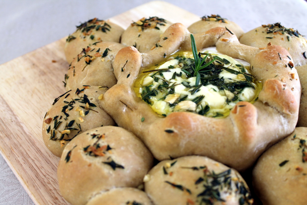 Fondue de queso camembert con pan de ajo y especias Magdalenas de