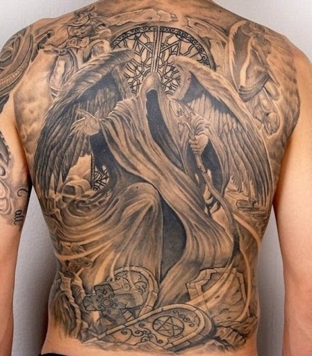 Uma volta completa Grim Reaper tatuagem. Bonito e bem detalhado, ao mesmo tempo. O reaper veste asas de anjo, como ele esconde seu rosto no abismo como ele é acompanhado por dois anjos, como seres na parte de trás.