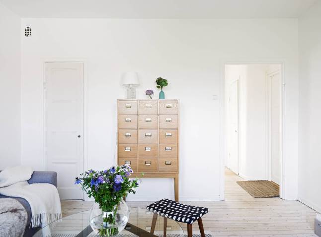 Salón nórdico con aparador vintage