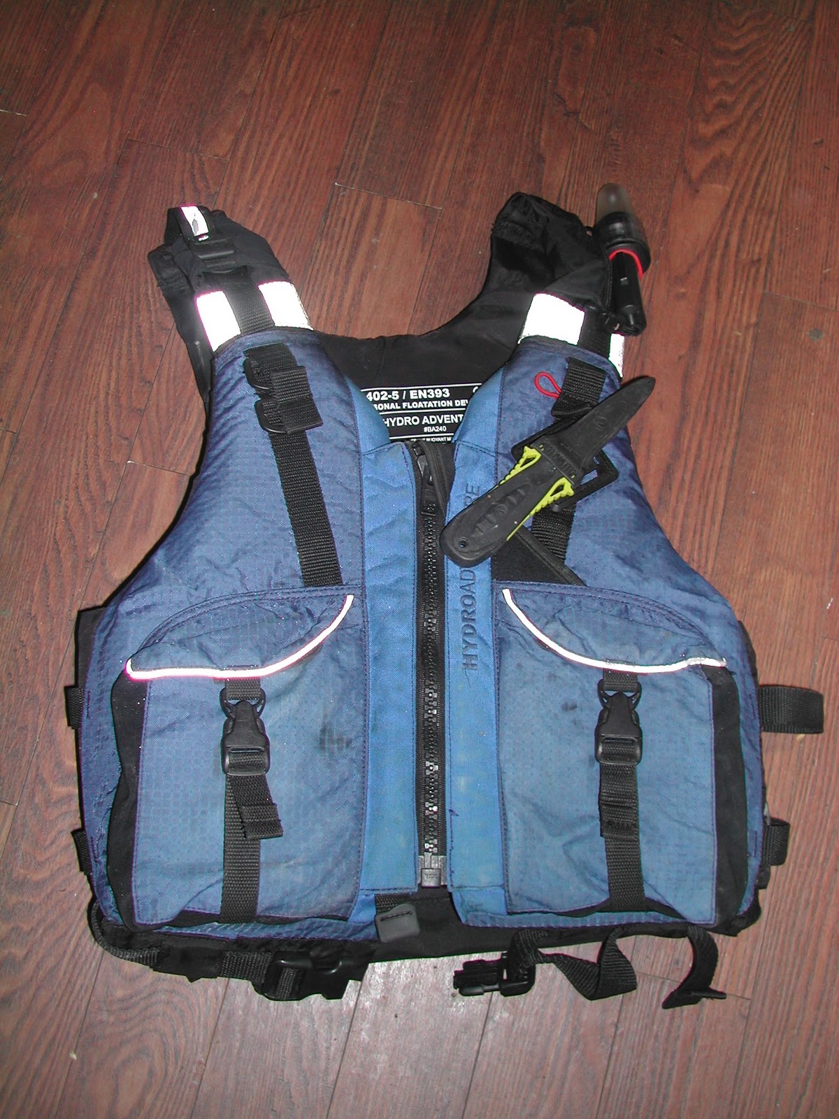 Kingfisher yaking: PFD Safety knife and Strobe light