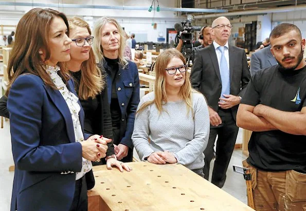 Crown Princess Mary wore blazer, wore blouse, Gianvito Rossi Pumps Mary style fashion jewellry diamond