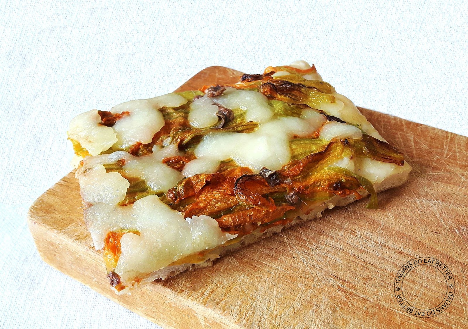 PIZZA AI FIORI DI ZUCCA CON STRACCHINO, MOZZARELLA ED ALICI ITALIANS