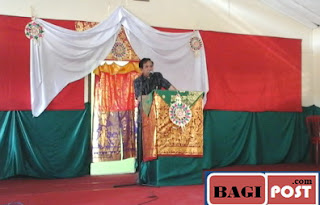 Kepala SMK T Wira Bhakti memberi sambutan dalam acara pentas seni dan budaya BNN