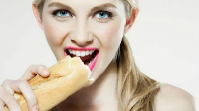パンを食べる女