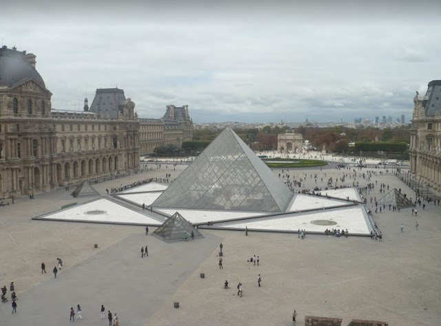 la piramide del Louvre