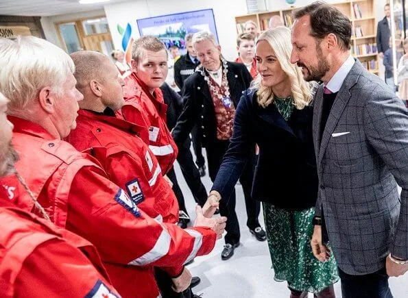 Skjåk municipality is a center for rafting events. Crown Princess Mette-Marit wore a new silk printed dress from H&M Conscious Exclusive