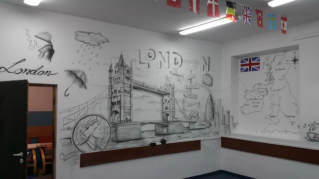 Mural w szkole, tematyczny mural w klasie językowej, jak urządzić klasę językową? ciekawy pomysł na mural w szkole, dekoracja sali języka angielskiego poprzez malowanie, inspiracje w urządzaniu klas językowych 
