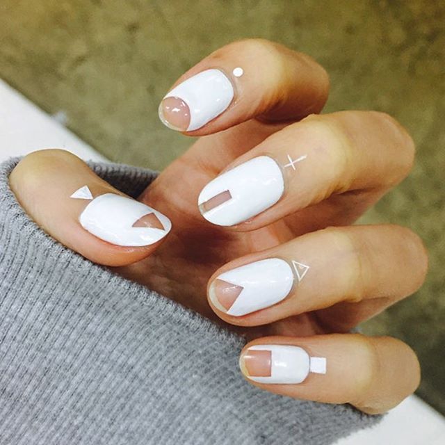 Shadow Nails: a nail art que deixa as cutículas decoradas Efeito de shadow nails dá cara moderna e minimalista para as unhas e é perfeita para um evento mais despojado como um festival de música ou uma