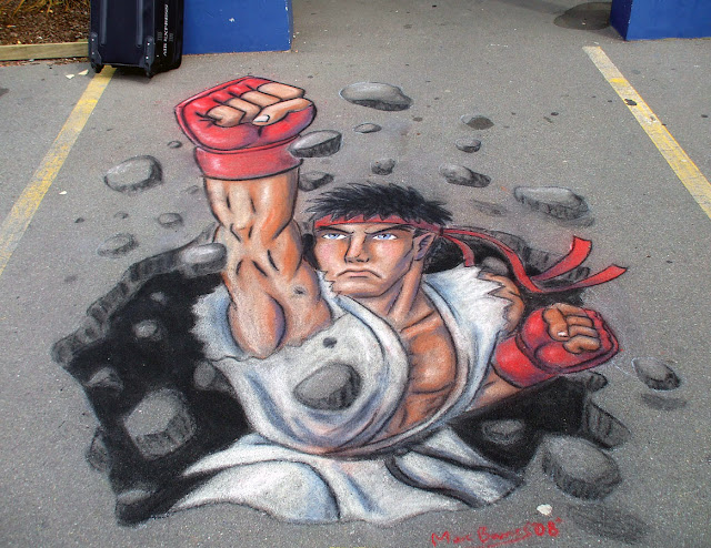 Street Fighter dövüşçüsü Ryu'nun asfaltı yumruğuyla kırarak çıkmasını gösteren kaldırım sanatı resmi
