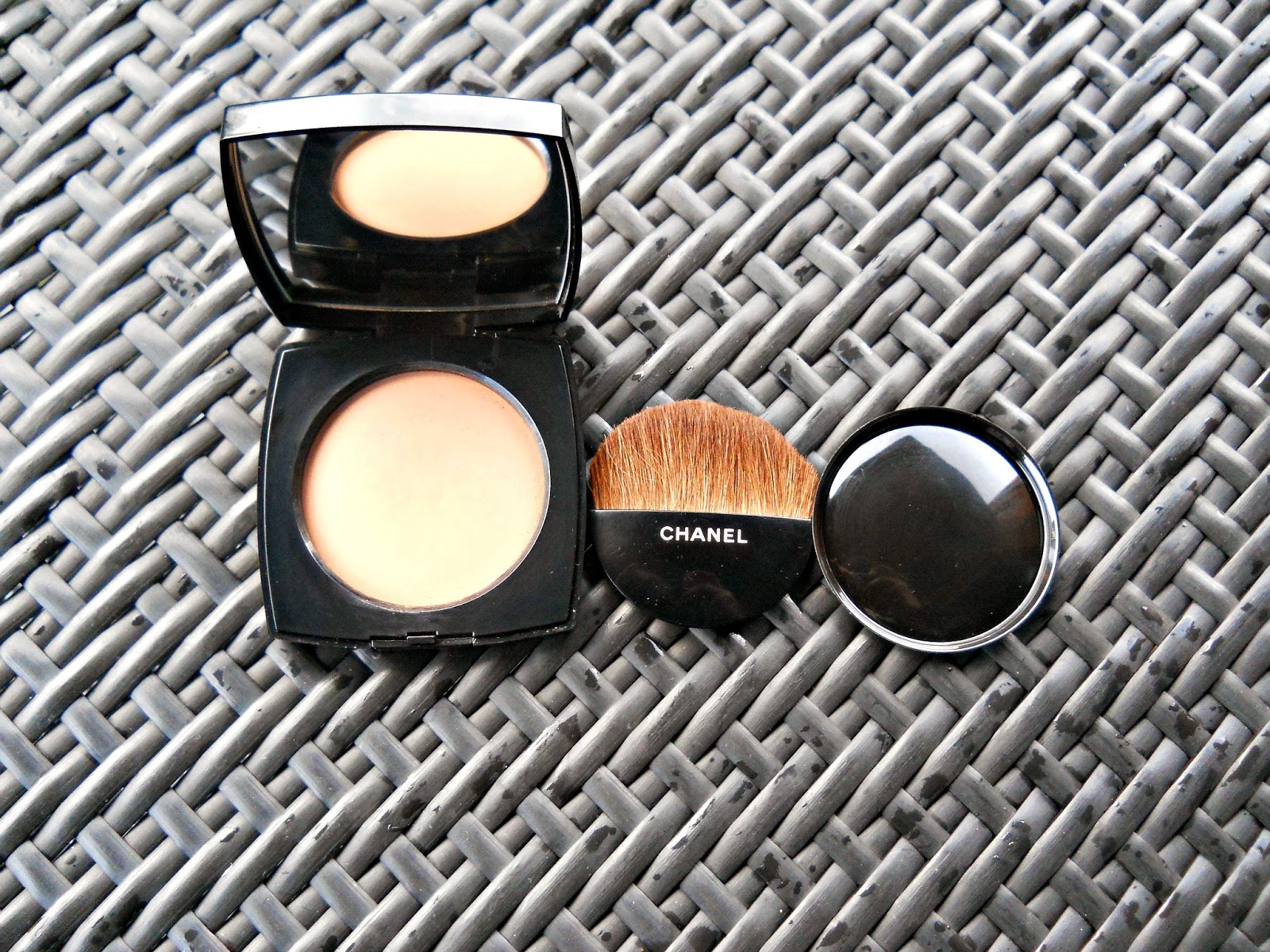LES BEIGES Healthy Glow Sheer Powder – Makeup