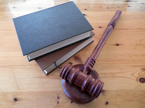 pixabay.com/en/hammer-books-law-court-lawyer-620011