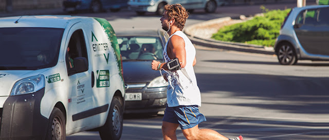 Policía Local Enguera: Correr entre coches, pero seguro