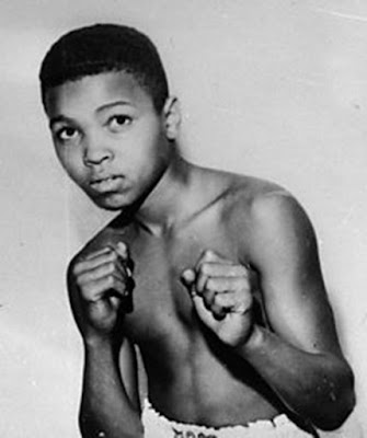 Biografi Muhammad Ali   Muhammad Ali dilahirkan dengan nama awal Cassius Marcellus Clay, Jr. Sosok yang dilahirkan pada 17 Januari 1942 silam di Louisville, Kentucky, Amerika Serikat yang terkenal dengan ayam goreng khasnya juga perbedaan etnis yang kental itu merupakan seorang mantan petinju professional keturunan Negro yang pada zamannya dianggap memiliki kedudukan dan martabat yang lebih rendah dibandingkan orang berkulit putih. Ayahnya bernama Cassius Marcellus Clay, Sr yang berprofesi sebagai pelukis papan nama dan reklame di pinggir jalan, sedangkan Ibunya yang bernama Odessa Grady Clay berprofesi sebagai pembantu rumah tangga. Ia memiliki seorang adik laki-laki bernama Rudolph Rudy Clay yang kemudian berganti nama menjadi Rahman Ali. Siapa yang menyangka bahwa kehilangan sepeda BMX baru miliknya pada tahun 1954 silam mengantarkan Ali kepada kancah pertijuan.   Semuanya berawal ketika Ali masih berusia 12 tahun. Sepeda yang baru saja dibelikan oleh orangtuanya raib diambil pencuri. Ali   biografi muhammad ali pasha biografi muhammad ali jinnah biografi muhammad ali hasyim biografi muhammad ali dalam bahasa inggris biografi muhammad ali ash shabuni biografi muhammad ali pasha pdf biografi muhammad ali bogra biografi muhammad ali shodiqin biografi muhammad ali syarief biografi muhammad ali hasyim sastrawan biografi muhammad ali 