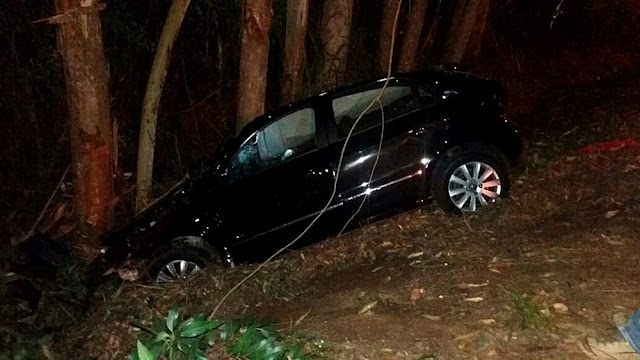 Médico bateu carro contra árvore na noite desta sexta-feira (30) em Pouso Alegre (MG) (Foto: Polícia Rodoviária Federal) 