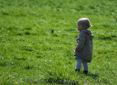 Beauty in the grass fetita in iarba