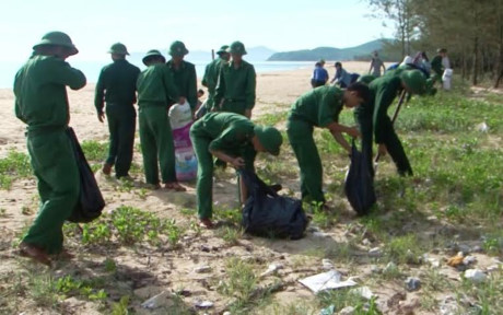 Lính trẻ biên phòng, đoàn viên thanh niên ra quân làm sạch biển - Ảnh 2 Linh tre bien phong, doan vien thanh nien ra quan lam sach bien - Anh 2