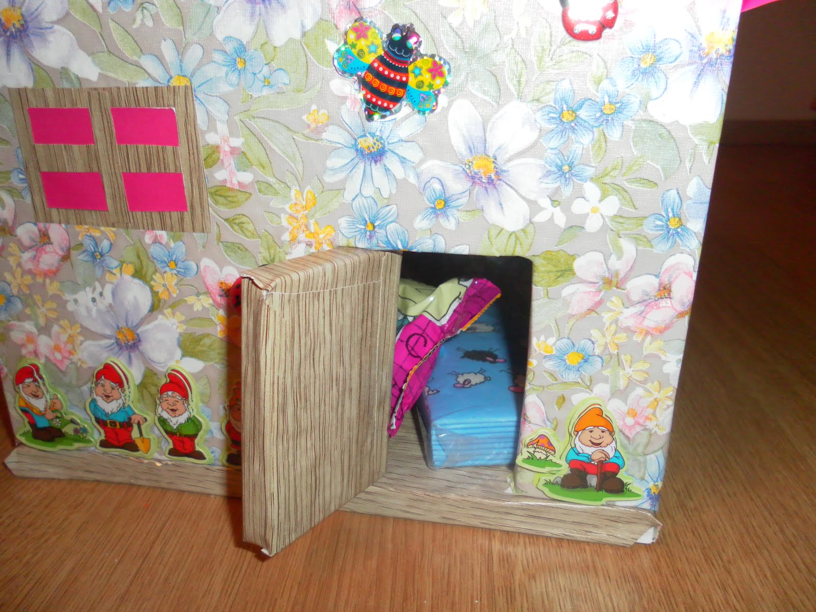 NEŞELİ OYUNCAKLAR Ev Şeklinde Kitaplık