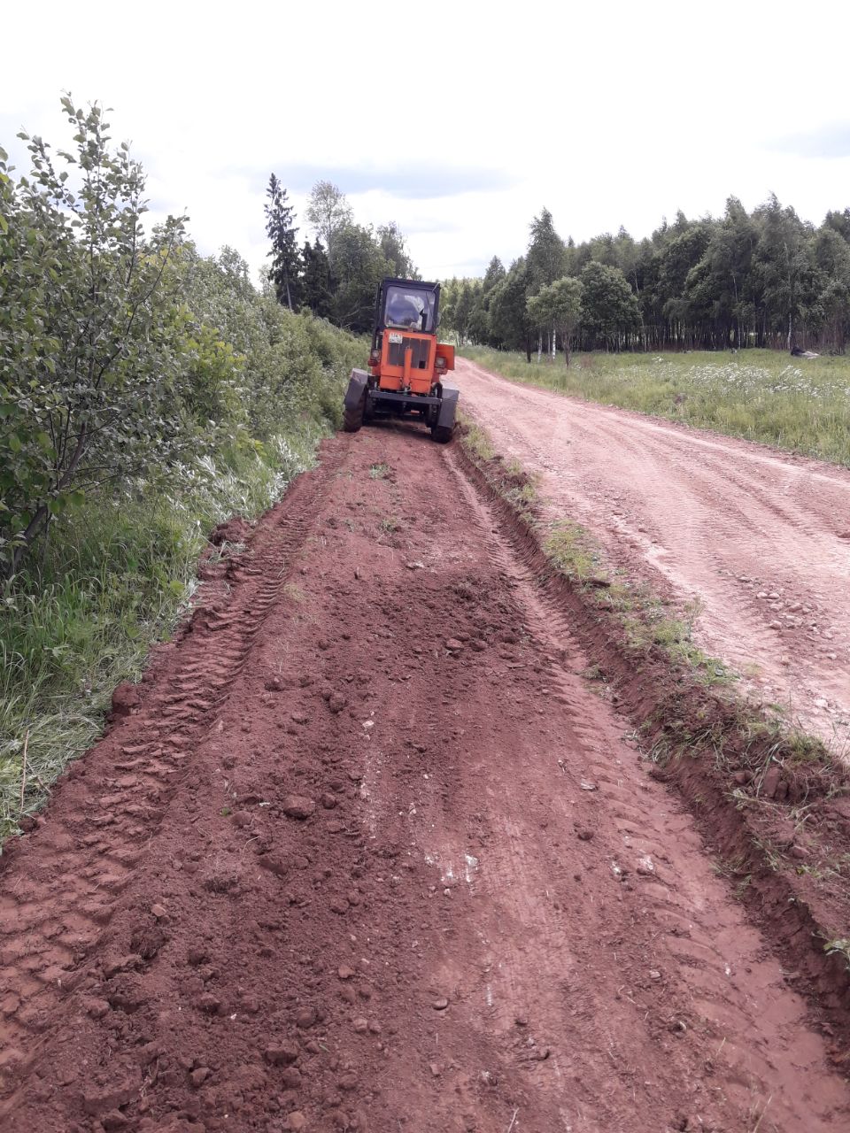 грейдер для выравнивания дороги. нарезка кюветов автогрейдером. заровнять дорогу. грейдирование дорог. грейдерная дорога.