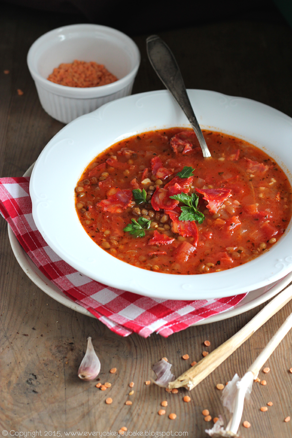 zupa z czerwonej soczewicy z pikantną kiełbasą chorizo