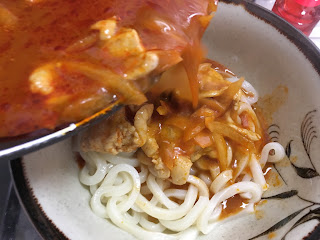 麺にスープをかける