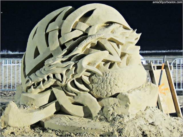 Esculturas de Arena de Revere Beach: The Sand with the Dragon Tatto de Steve Topazio Esculturas de Arena de Revere Beach: The Sand with the Dragon Tatto de Steve Topazio