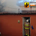 Bombeiros são acionados para apagar fogo em residência na cidade de Sousa