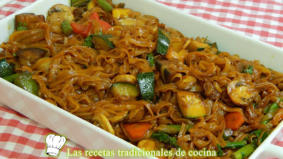 Cómo hacer noodles de arroz con verduras al estilo oriental (fideos de arroz)