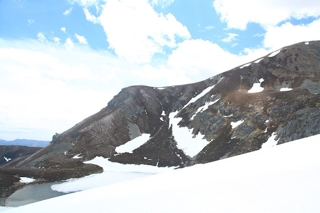 Lago Ausente y Pico Ausente a la derecha