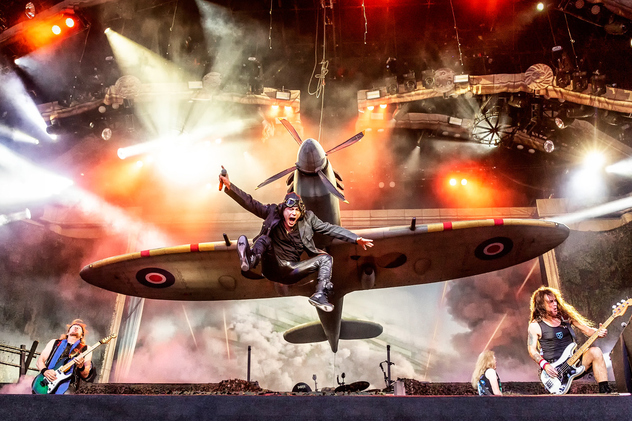 Legacy Of The Beast Tour vídeo oficial com imagens dos primeiros shows
