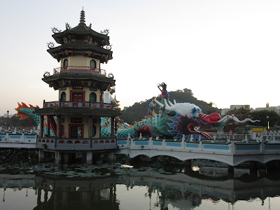 Pabellón de la Primavera y el Otoño, en el lago Lotus de Kaohsiung