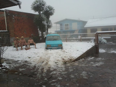 Trio flagrado só de bermudas na neve em Caxias do Sul_03