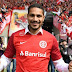 Paolo Guerrero chega a Porto Alegre para começar a treinar no Inter