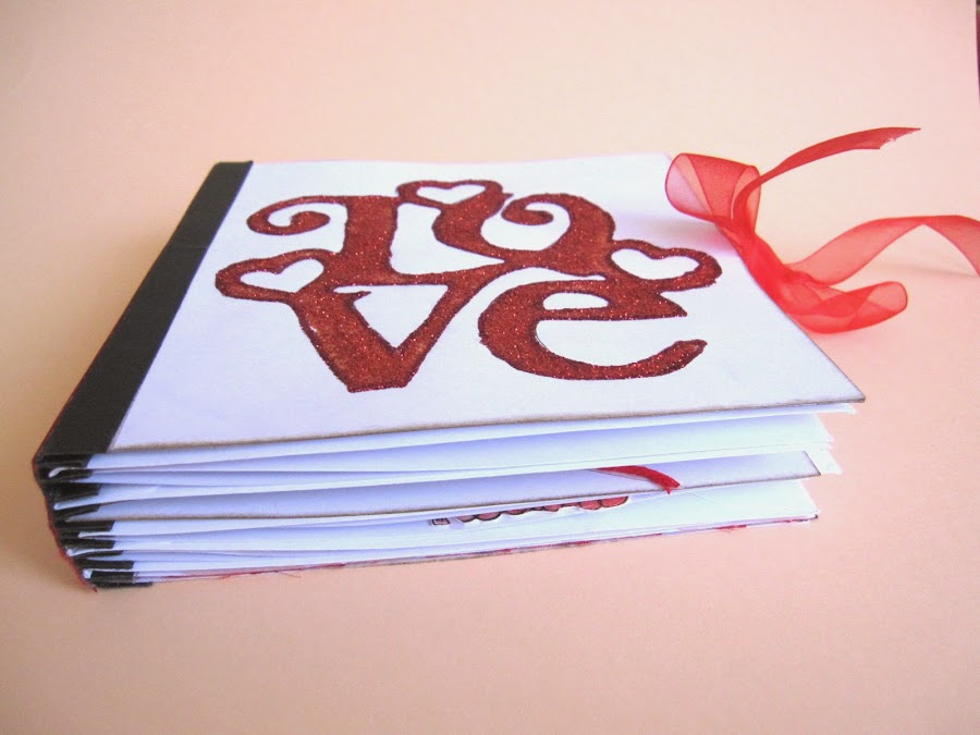 resultado final del tutorial LOVE mini-álbum scrapbook, diagonal tumbado