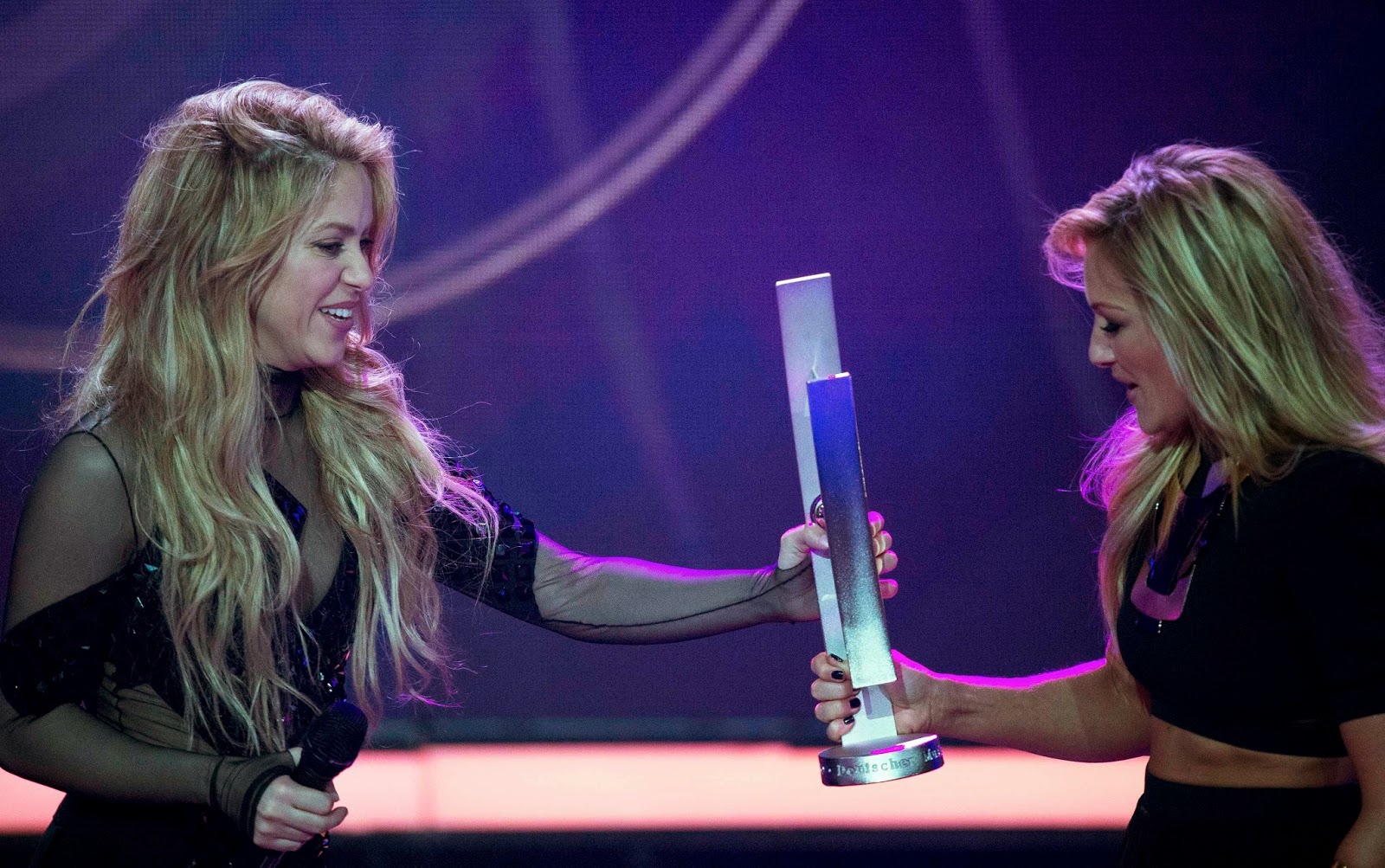 Shakira-Argentina: Nuevas Fotos: Shakira en los "Echo Awards" (27 de